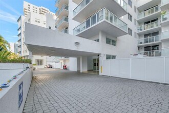 2457 Collins Ave, Unit 1402 in Miami Beach, FL - Building Photo - Building Photo