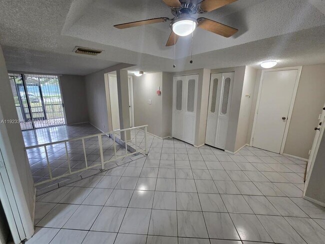 3710 Inverrary Dr, Unit unit #1Q in Lauderhill, FL - Building Photo - Building Photo