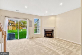 13051 Park Crescent Cir in Herndon, VA - Foto de edificio - Building Photo