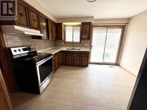 915 Taunton Rd E in Whitby, ON - Building Photo - Building Photo