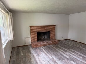 1316 S Mill St in Springfield, OR - Building Photo - Building Photo