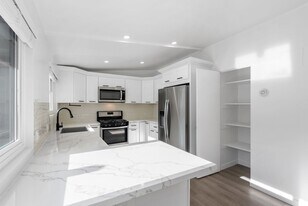 Bayside Drive Complex in Corona Del Mar, CA - Building Photo