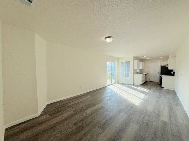 1420 Lansing St in Merced, CA - Foto de edificio - Building Photo