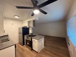 1135 Martin Luther King Jr Ave, Unit 4 in Long Beach, CA - Building Photo - Building Photo