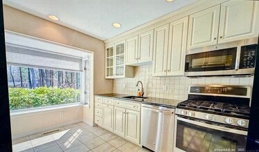 136 Tunxis Village in Farmington, CT - Building Photo - Building Photo