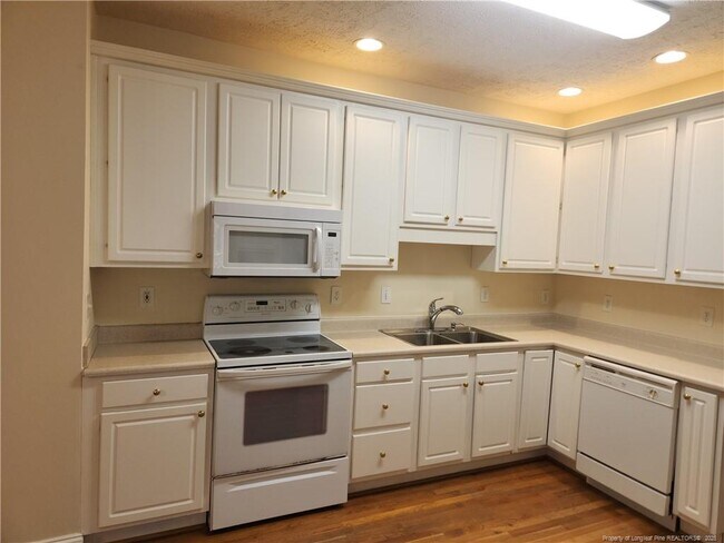 6860 Surrey Rd in Fayetteville, NC - Building Photo - Building Photo