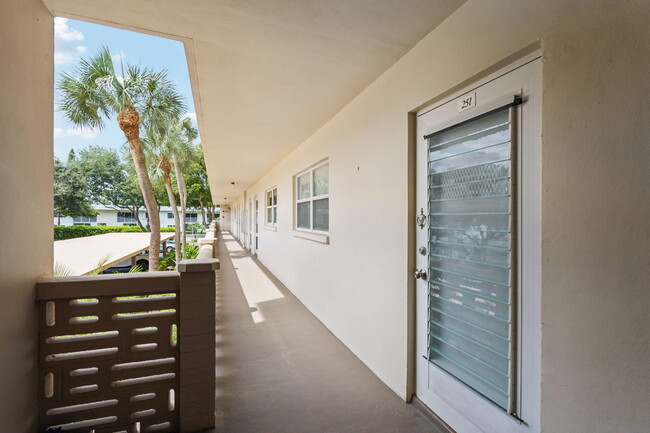 3401 Spanish Trail in Delray Beach, FL - Foto de edificio - Building Photo