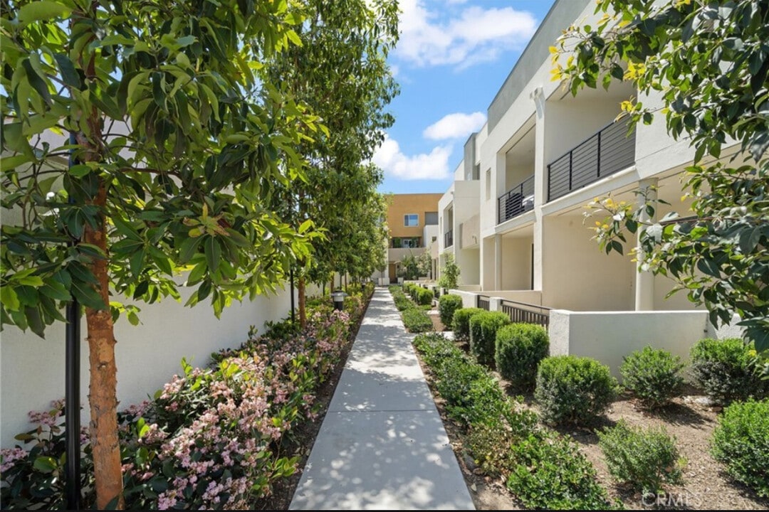 22 E Sunset St in Long Beach, CA - Building Photo