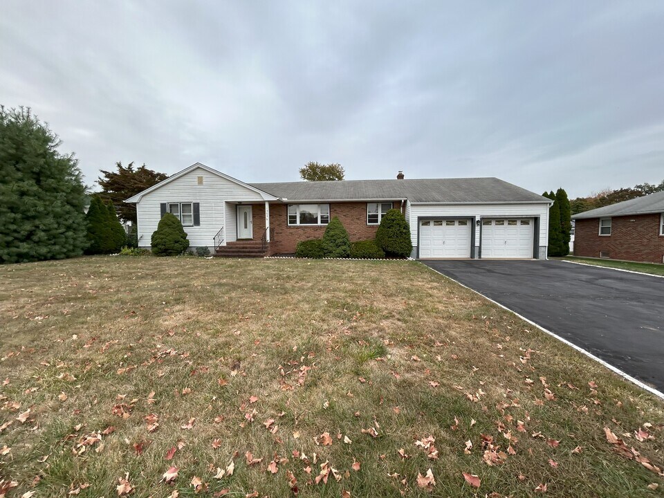 1365 Sioux Rd in North Brunswick, NJ - Building Photo