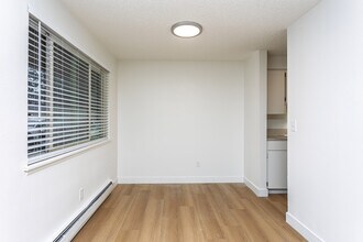 Timberwood Court in Tacoma, WA - Foto de edificio - Interior Photo