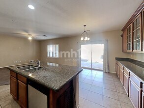 7024 W Branham Ln in Phoenix, AZ - Foto de edificio - Building Photo