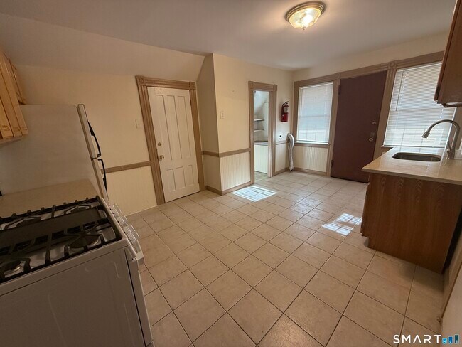 215 Woodlawn Terrace in Waterbury, CT - Building Photo - Building Photo