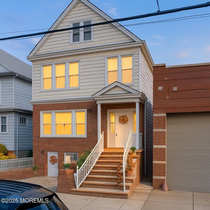 25 W 36th St in Bayonne, NJ - Building Photo