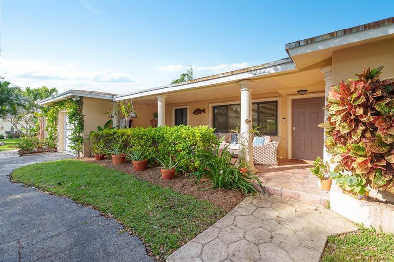 2121 NE 34th St in Lighthouse Point, FL - Foto de edificio