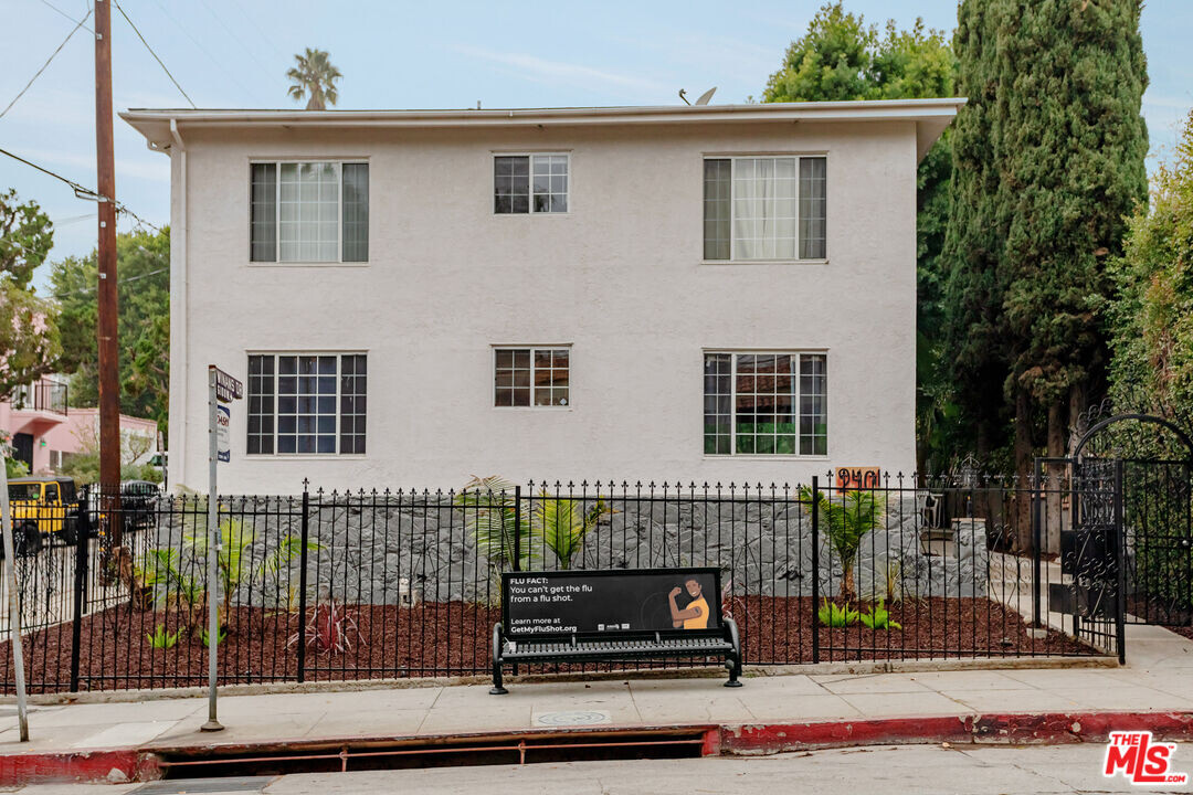 2401 Beachwood Dr in Los Angeles, CA - Building Photo