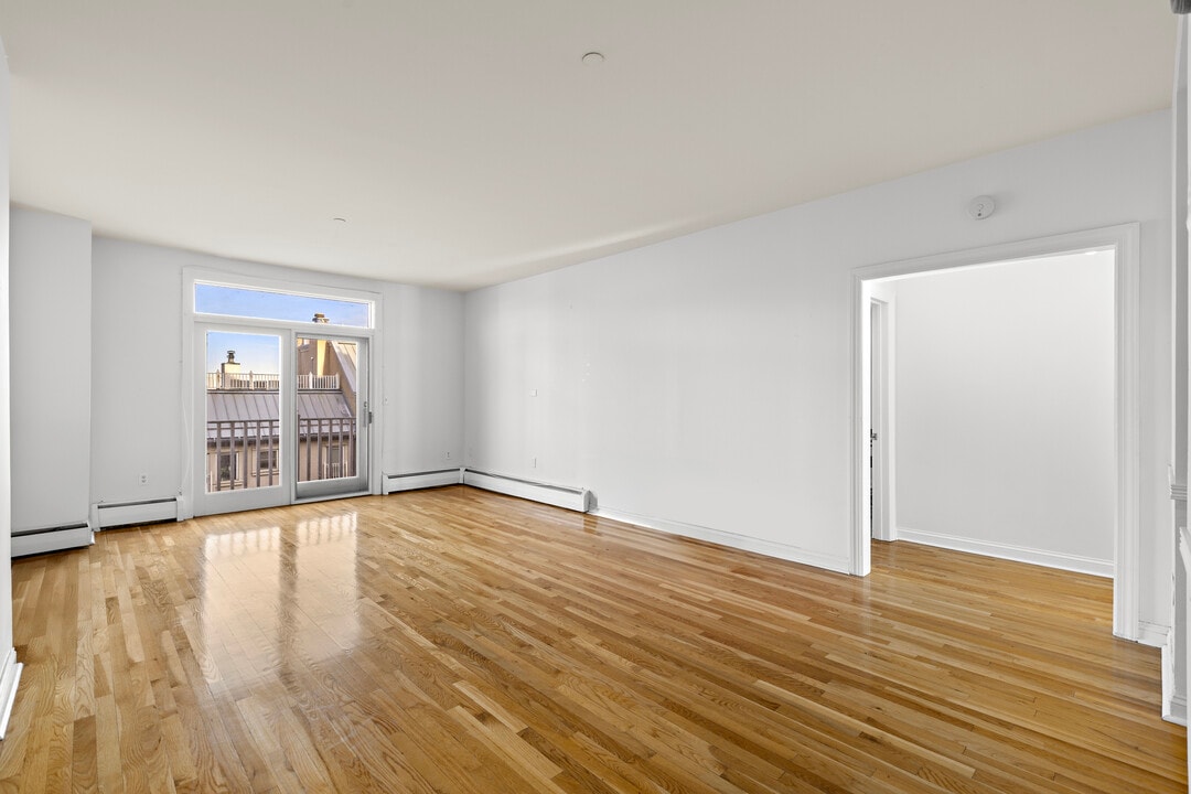 206 Shearwater Ct W, Unit 65 in Jersey City, NJ - Foto de edificio