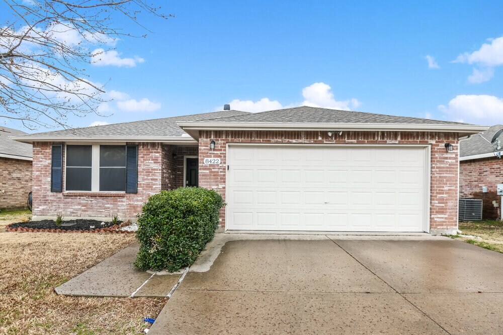 8422 Jacaranda Way in Arlington, TX - Building Photo