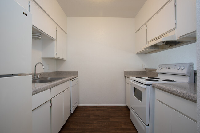 Mountain Lakes Apartments in Tucson, AZ - Building Photo - Interior Photo