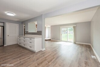 2242 Country Club Dr in Woodridge, IL - Building Photo - Building Photo