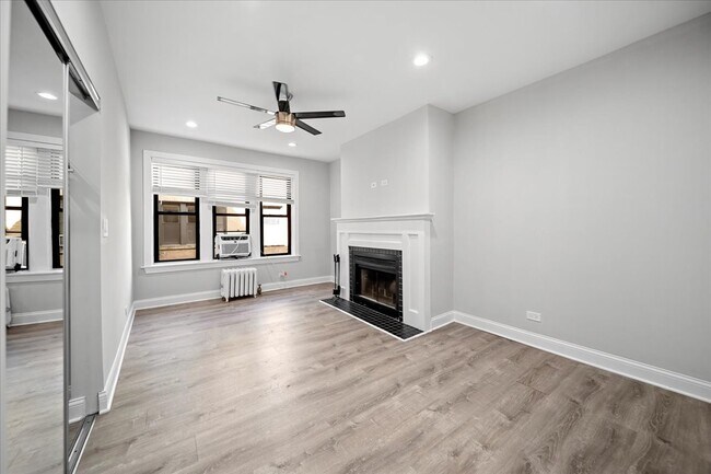 631 W Roscoe St, Unit h3 in Chicago, IL - Building Photo - Building Photo