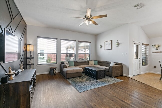 8222 Groveland Hills Dr