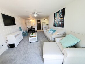 999 N Pacific St, Unit C202 in Oceanside, CA - Foto de edificio - Building Photo