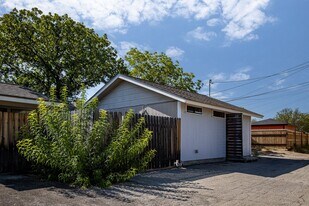 212-214 Miller Dr in Del Rio, TX - Building Photo