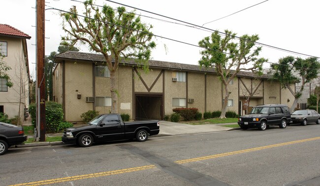 7455 Hazeltine Ave in Van Nuys, CA - Building Photo - Building Photo