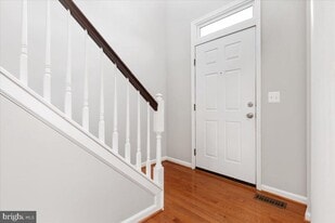 18688 Potomac Station Dr in Leesburg, VA - Building Photo