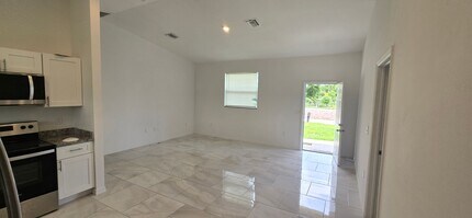 3914 29th St SW in Lehigh Acres, FL - Foto de edificio - Building Photo
