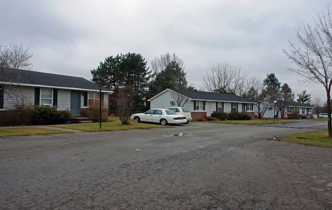 Cadillac Court Apartments in Lapeer, MI - Building Photo - Building Photo