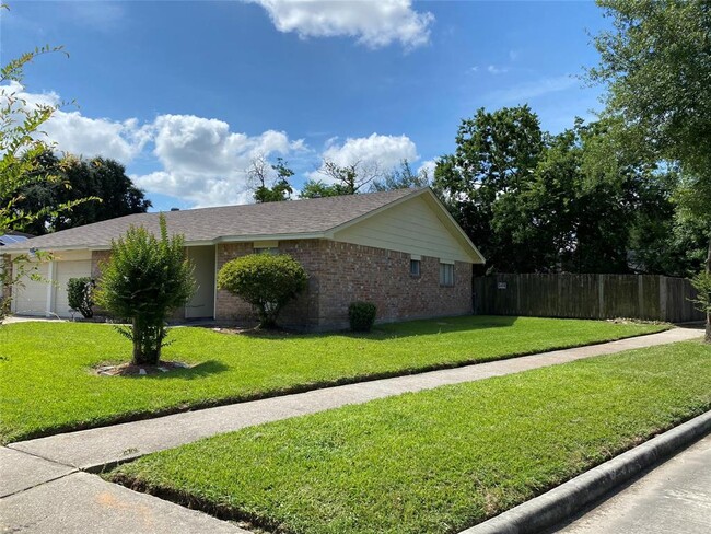 7547 Winkle Wood Ln in Houston, TX - Foto de edificio - Building Photo