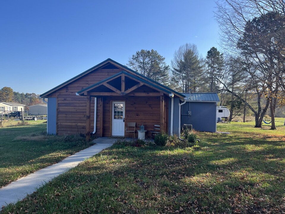 256 Hoots Dr in Hendersonville, NC - Building Photo