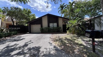 13520 SW 108th St Cir N in Miami, FL - Building Photo