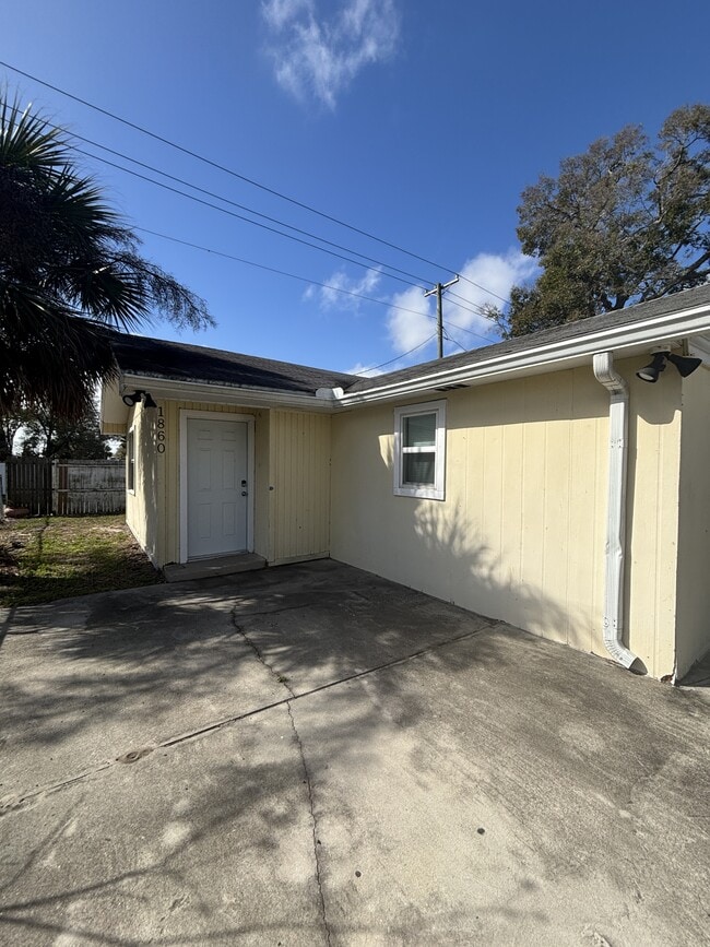 property at 1860 Lynncrest Rd