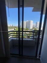 3300 NE 191st St, Unit 909 in Aventura, FL - Building Photo