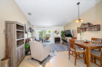 12022 SW 110th St Cir E in Miami, FL - Building Photo - Building Photo