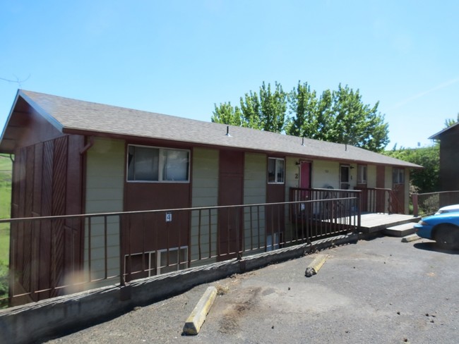 Lenny Leen in Pendleton, OR - Building Photo - Building Photo