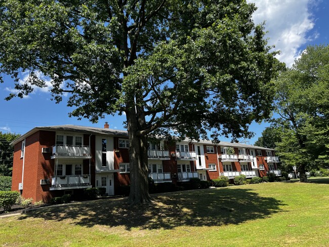 Buckingham Court Gardens in Nanuet, NY - Foto de edificio - Building Photo