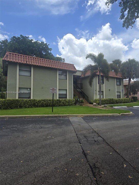 9808 Hammocks Blvd in Miami, FL - Foto de edificio