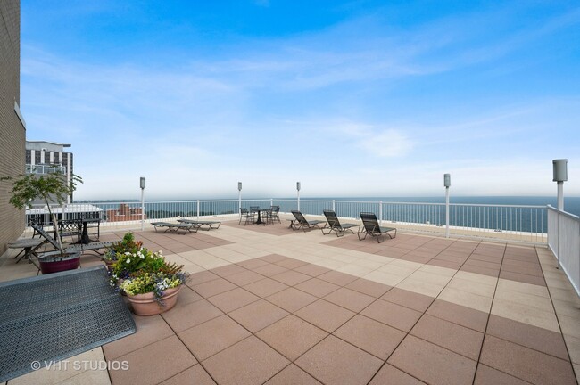 336 W Wellington Ave, Unit 2003 in Chicago, IL - Building Photo - Building Photo