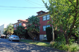 Santa Monica Court Apartments in Portland, OR - Foto de edificio - Building Photo