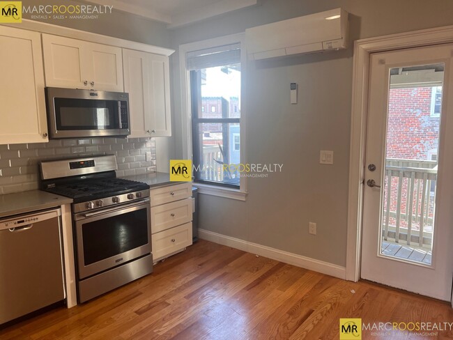 26 Chelsea St, Unit 3 in Boston, MA - Building Photo - Building Photo