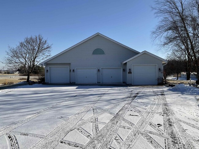 10421 Yoder Rd in Roanoke, IN - Foto de edificio - Building Photo