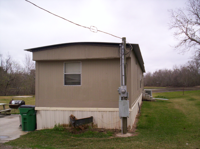 103 Spur in Holiday Lakes, TX - Building Photo - Building Photo