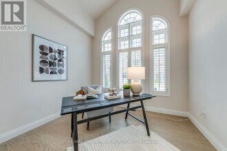 2201 Galloway Dr in Oakville, ON - Building Photo - Building Photo