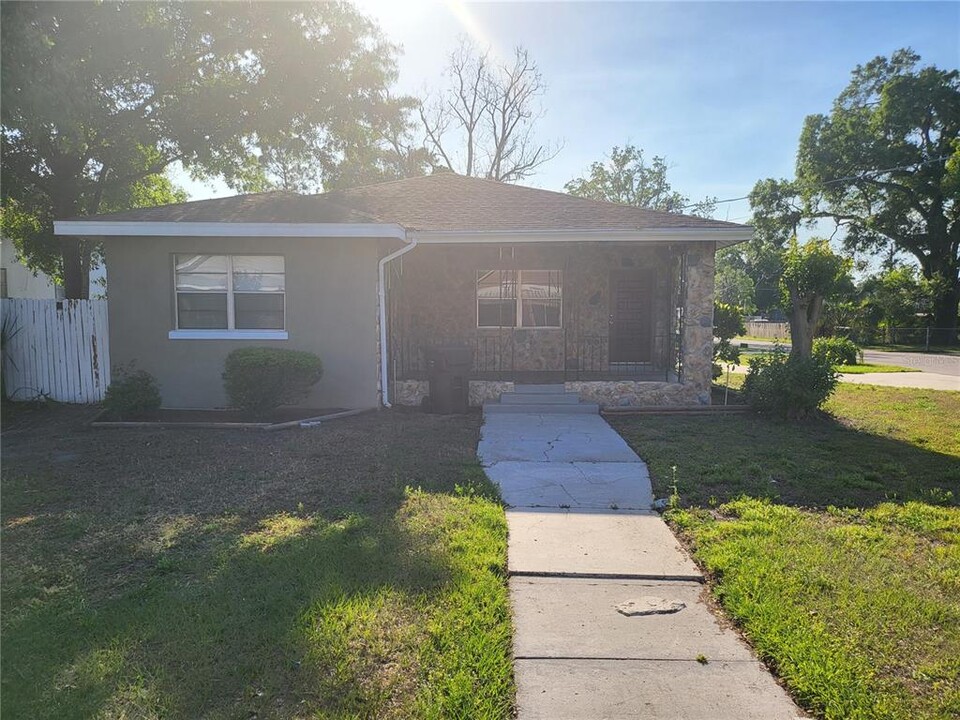 606 NW 1st Ave in Mulberry, FL - Building Photo