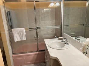 16800 NE 15th Ave-Unit -111 in North Miami Beach, FL - Building Photo - Building Photo