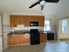 653 Jefferson Ave, Unit 2nd fl in Elizabeth, NJ - Building Photo