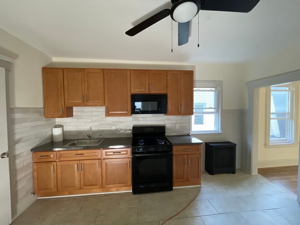 653 Jefferson Ave, Unit 2nd fl in Elizabeth, NJ - Building Photo